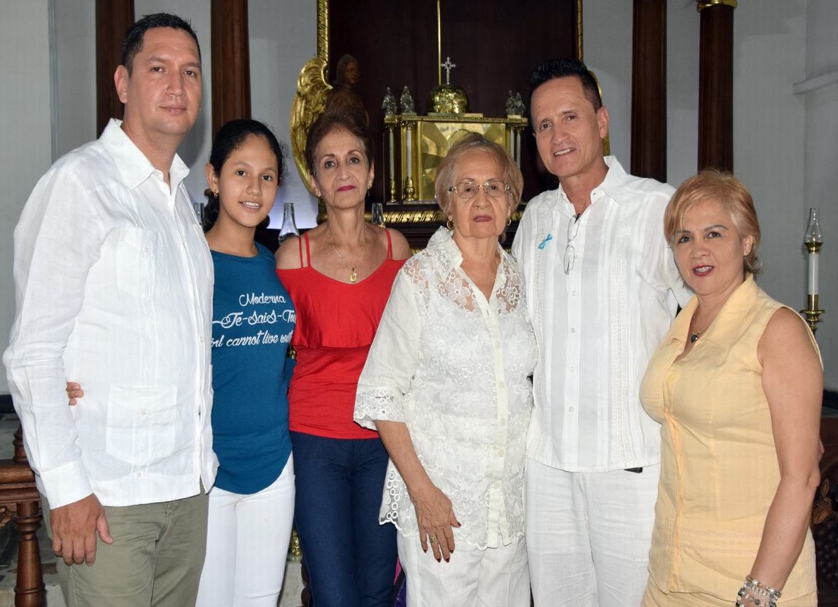 Néstor Cortes, Sara Sofía Cortes, Ayde Bahamon, Amira de Bahamon, Edgar Humberto y Vianey Bahamón.
